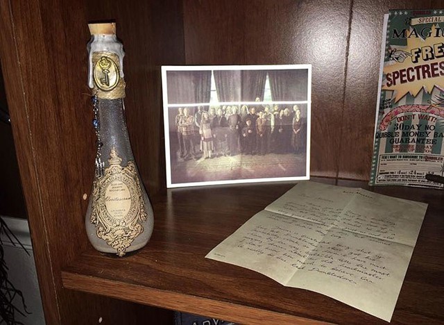 Oké. Most már tényleg irigyek vagyunk erre a kisbabára, hiszen ezen a fényképen az eredeti Főnix rendje látható. 