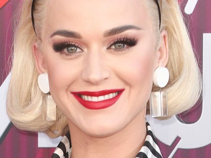 Előnytelen: Katy Perry saját karikatúrájának öltözött 