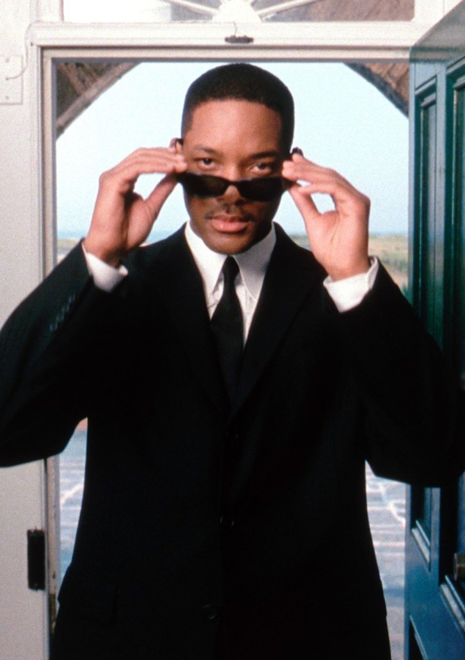  Nagyjából ugyanekkor egy másik konkurens trend is tarolt napszemüveg-divatban. Ezt kétségkívül a Men In Black indította útjára. A filmben Will Smith-ék a Ray-Ban Predator névre keresztelt modelljét viselték, hasonló fazonokból is jutott a diszkókba annak idején jó néhány.
