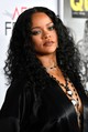 Rihanna hosszú, természetes göndör fürtökkel jelent meg 2019-ben egy hollywoodi rendezvényen
