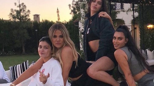Ilyen még nem volt: cuki fotón az összes Kardashian-Jenner csemete