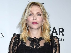 Courtney Love arcával riasztó dolog történt