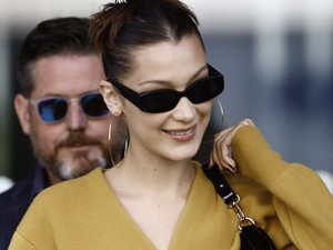 Bella Hadid menővé tette ezt a bűnronda kardigánt