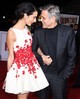 George Clooney és Amal Clooney itt épp egy premieren vett részt. Csak úgy sütött róluk a szerelem. 