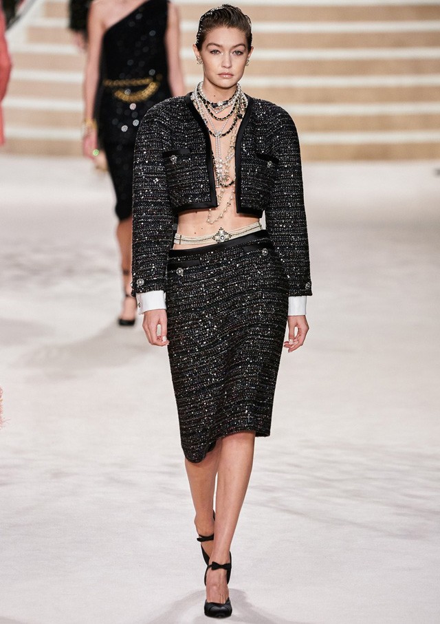 Gigi Hadid a Chanel metries divatbemutatóján