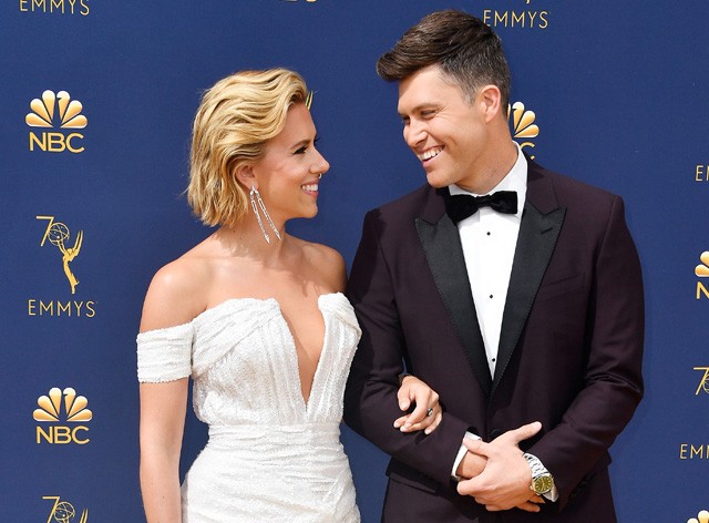 Scarlett Johansson és Colin Jost az Emmy gálán