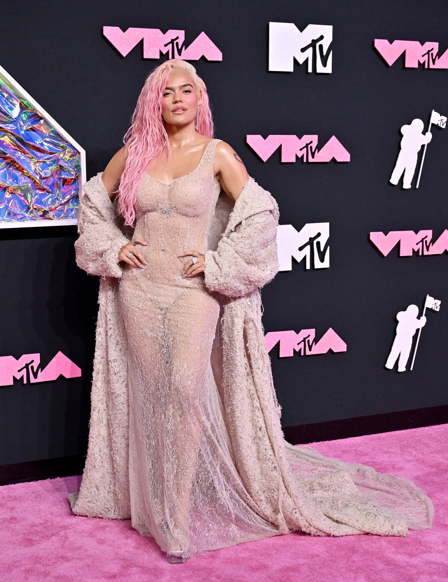 Karol G Ashi Studióban a 2023-as MTV VMA vörös szőnyegén