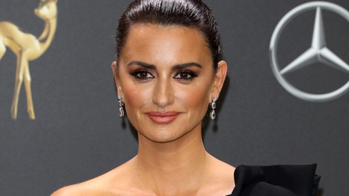 Sosem volt még ilyen szép: Penelopé Cruz egy dögös latin táncosnak öltözött a vörös szőnyegen