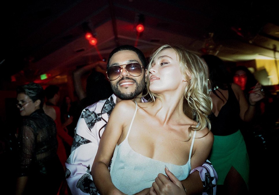 Az IDOL című sorozat telis-tele van vulgáris szexfantáziákkal. Lily-Rose Depp (Jocelyn) és Abel Tesfaye (Tedros) nagyot alakítanak benne