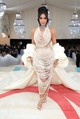 Kim Kardashian egy egyedi készítésű Schiaparelli haute couture ruhában lépett a 2023-as Met-gála fehér szőnyegére, amely egy testszínű fűzőből és összesen 50000 édesvízi gyöngyből állt. 