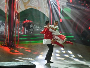 „Aki a magyar néptáncot tűsarkű csizmában táncoltatja, az felér egy szándékos veszélyeztetéssel” - Miért utálták annyira Sydney van den Bosch produkcióját?