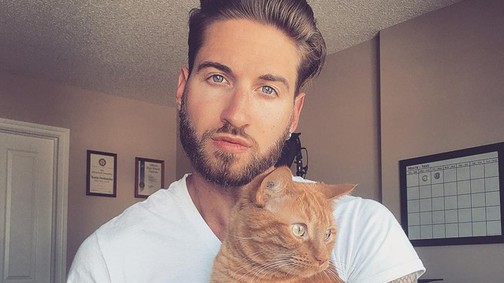 Videó! Megőrülsz ettől a macskájával súlyzózó pasitól!