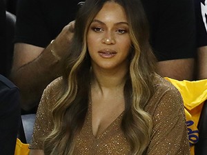 Dráma az NBA meccsen: Beyoncé arrébb lökött egy nőt, amiért férjével beszélgetett