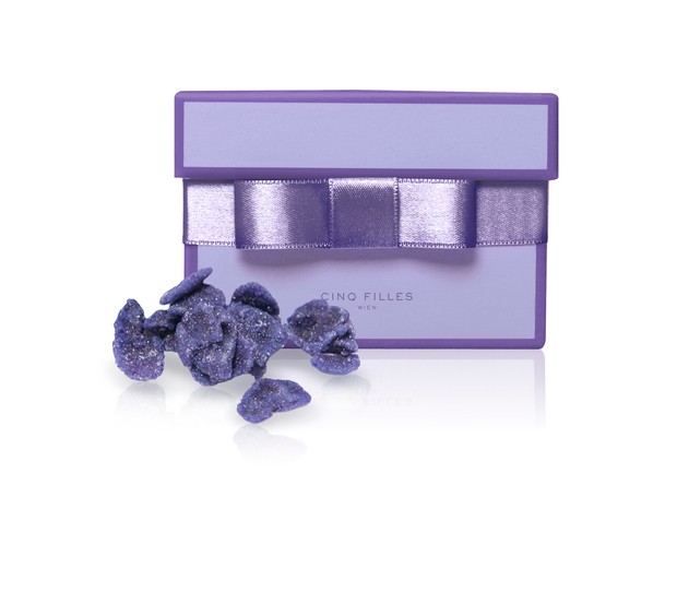 Kandírozott ibolya lila díszdobozban CINQ FILLES BUDAPEST 3800 Ft/25 g cinqfillesbudapest.com