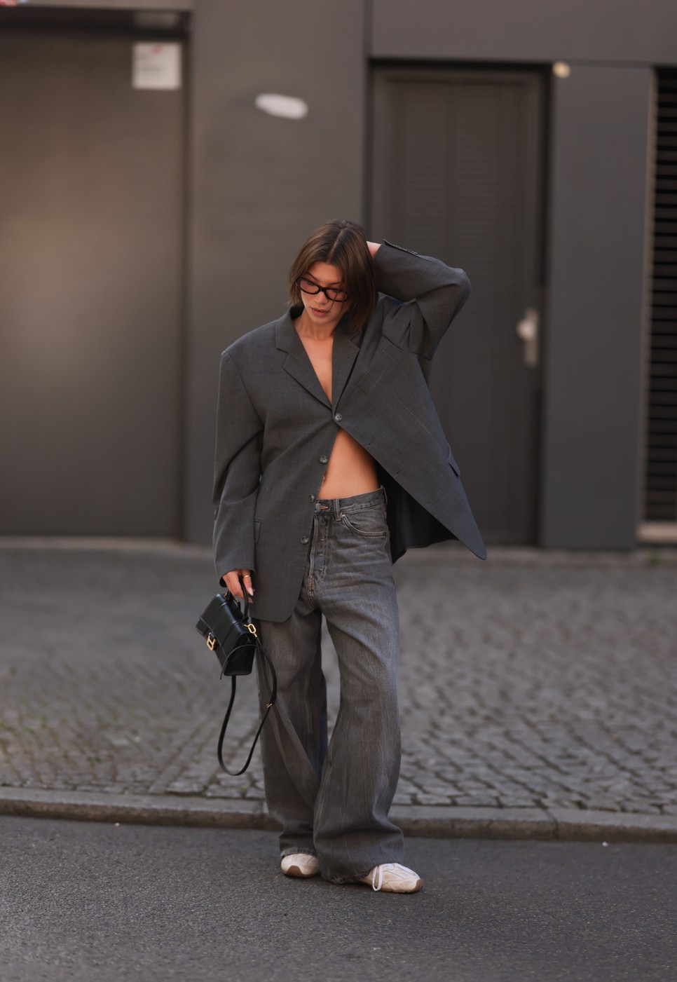 A szürke farmer a minimalista és kifinomult divat megtestesítője most