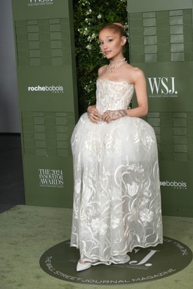 Ariana Grande Vivienne Westwood hófehér meztelenruhájában menyasszonyként tündökölt. 