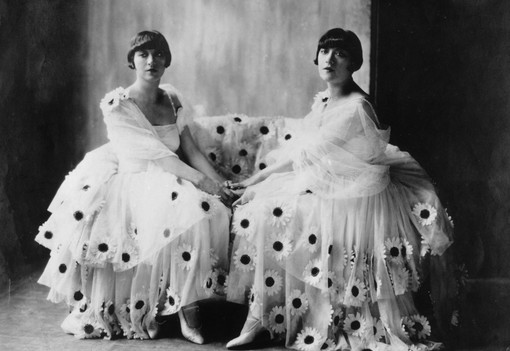 Vass Virág regénye elhozza a magyar származású Dolly ikrek igaz történetét a századelő fénykorából