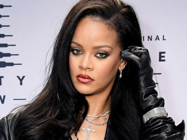 Két különböző szexi szettben parádézott Rihanna a saját márkájának divatbemutatóján