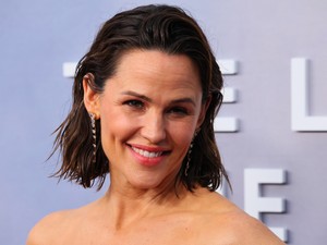 Nem hiszünk a szemünknek: Jennifer Garner egy az egyben leutánozta Jennifer Lopez szettjét