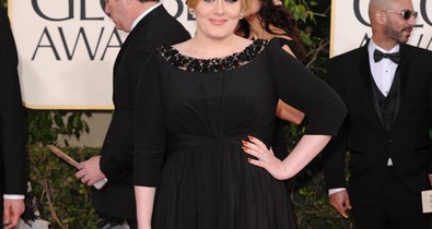 Adele feketében a vörös szőnyegen