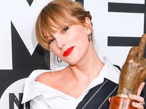 Taylor Swift felemás ruhája a legvagányabb, amit ma látni fogsz