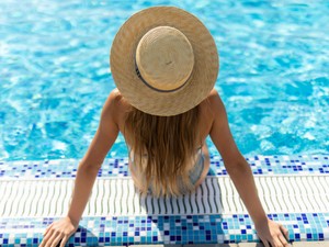 Vizes fürdőruhában napozni? Elmagyarázzuk, miért ártasz vele a testednek