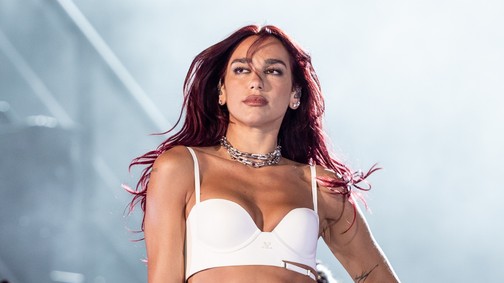 Dua Lipa a világ legapróbb ruhájában lépett színpadra, alig takarta valami az énekesnő testét