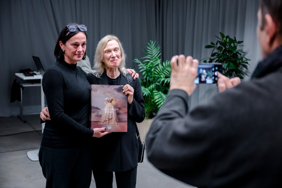 Dr. Valerie Steele Dr. Simonovics Ildikó divattörténésszel, a nagysikerű Magyar menyasszony című kiállítás kurátorával fotózkodik