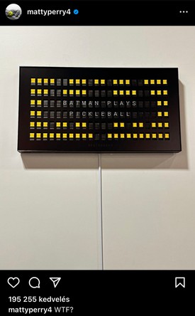 Matthew Perry október 22-én megosztott fotója is a Batman-tematikát követi. A képen a következő olvasható: Batman plays pickleball, ami azt jelenti, hogy Batman pickleball-t játszik. A pickleball egyébként a tenisz a tollaslabda és a ping-pong sportok egyvelege. (Érdekes egybeesés: Matthew Perry órákkal a halála előtt, október 28-án pickleball-t játszott.)