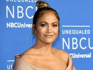 Jennifer Lopez bikiniben illegeti a kerek popsiját