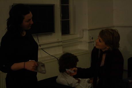 A GLAMOUR főszerkesztője, Maróy Kriszta Osvárt Andival cserél névjegyet.