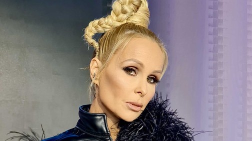 Köllő Babett büszkén viseli a hibrid motoros huszármentét a Sztárban sztár leszek! műsorában