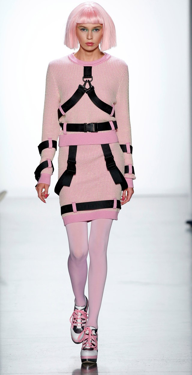 Stella Maxwellt sem látjuk túl gyakran tetőtől talpig rózsaszínben, de nagyon jól áll neki!