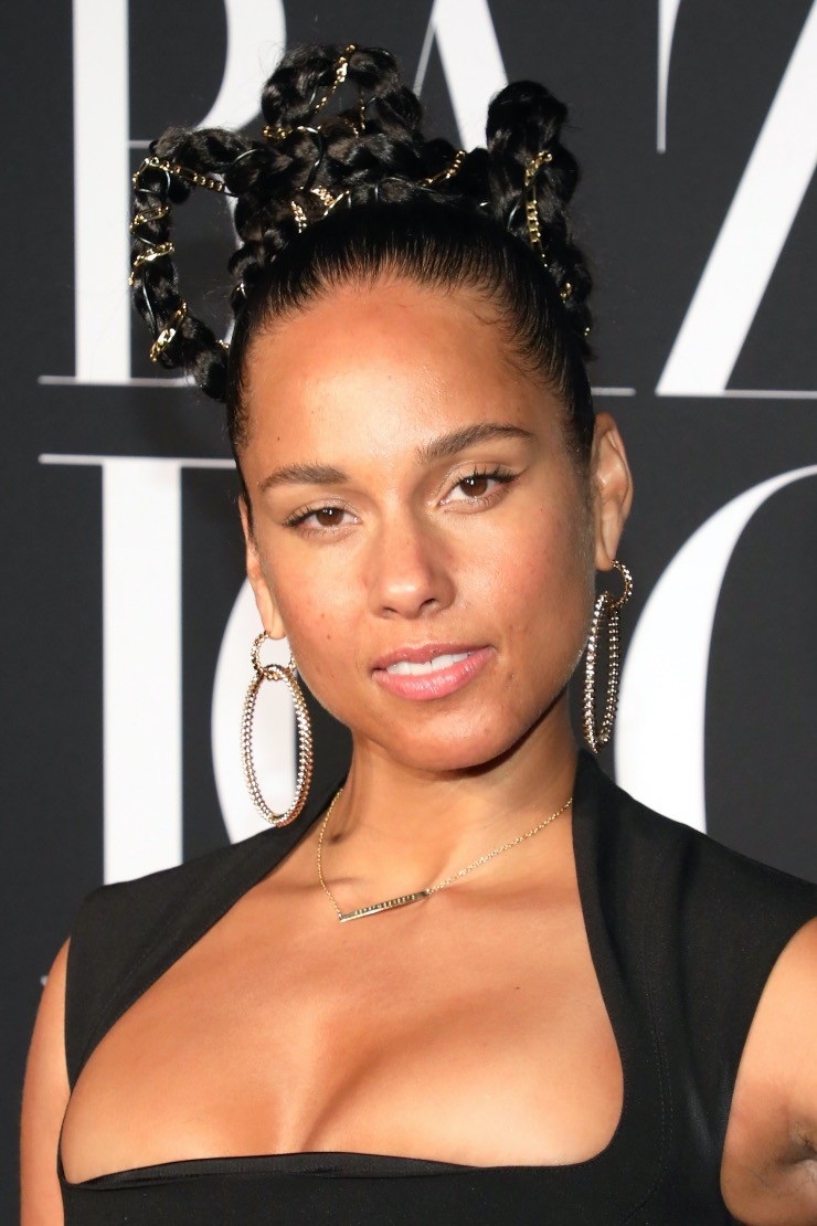 Alicia Keys díszes fonatai szoborhatásúak.