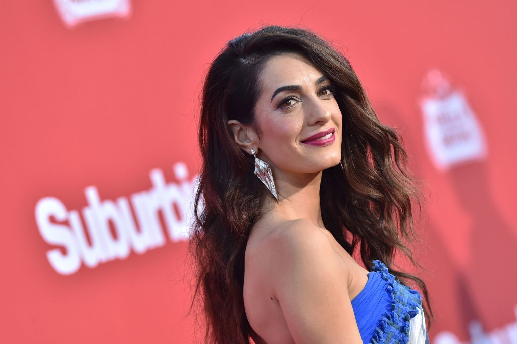 Lehet, hogy civil foglalkozását tekintve ügyvéd, de Amal Clooney pont olyan természetesen mozog a vörös szőnyegen, akár egy színésznő
