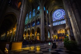 A Notre-Dame belseje a gótikus építészet egyik leglátványosabb példája, tele történelmi kincsekkel és szimbolikus elemekkel. Az egyik legérdekesebb részlet a hatalmas, színes üvegablakok, amelyek a Biblia történeteit mesélik el.  A tűzvész során ezeknek a mesterműveknek szerencsére sikerült épségben megmaradniuk.