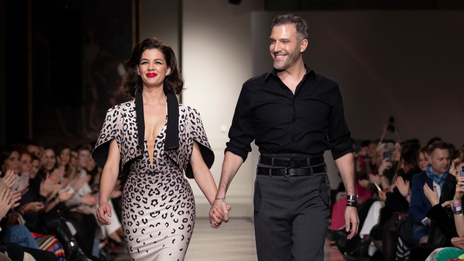 Ördög Nóra modellként vonult Merő Péter őszi-téli kollekciójának bemutatóján