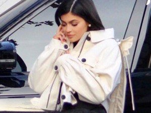 Kylie Jenner először ment utcára a szülése óta! Ilyen bomba formában van!
