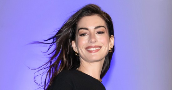 Anne Hathaway levágatta a haját, zseniálisan áll neki az új frizurája