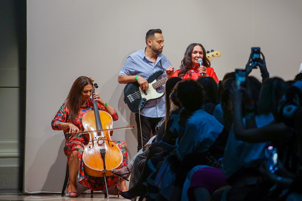 Varga Helena énekesnő és divattervező és zenekara biztosították a modelleknek a talpalávalót. Bizony a divatbemutató közönségének eléggé erőt kellett venni magán a Budapest Central European Fashion Week.en, hogy ne perdüljenek táncra. A roma kultúra értékei tökéletesen megmutatkoztak a divatbemutatón