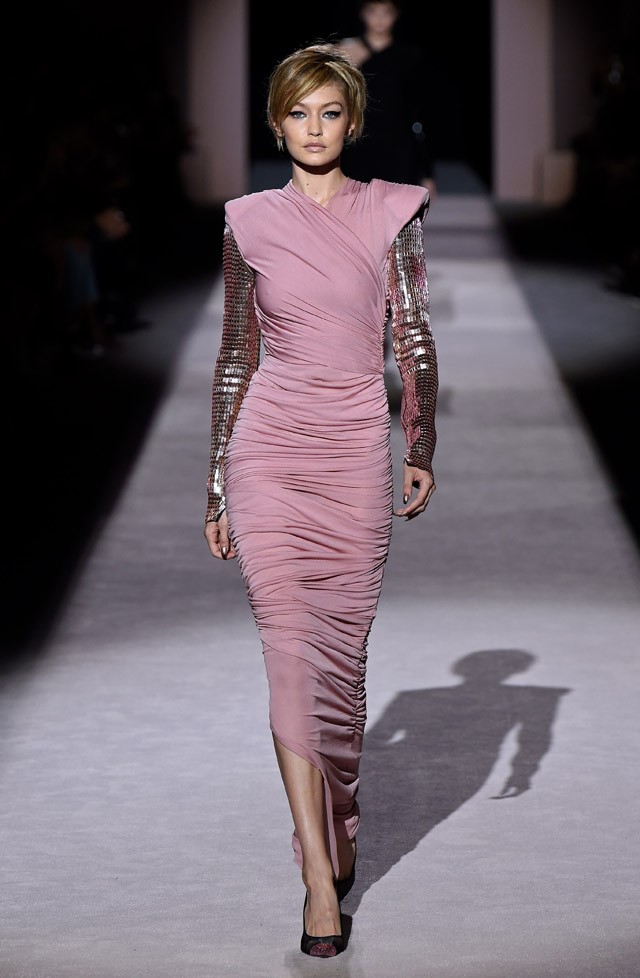 Gigi Hadid és Kendall Jenner extrarövid hajjal léptek a Tom Ford kifutójára!