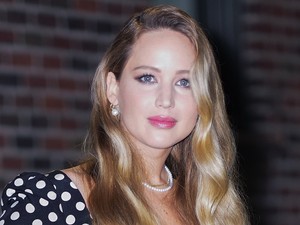 Jennifer Lawrence kerek pocakját a legaranyosabb pöttyös ruhába öltöztette