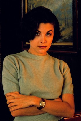 1985-öt írunk és Johnny egy diákfilm forgatásán ismerkedett meg Sherilyn Fennel. Tény: ha jól megfigyeled, akkor látni fogod Johnny sisakján felfirkálva Sherilyn nevét A szakasz című filmben. De a romantikus kinyilatkoztatások (és egy eljegyzési gyűrű) nem volt elég és szakítottak három és fél év után.