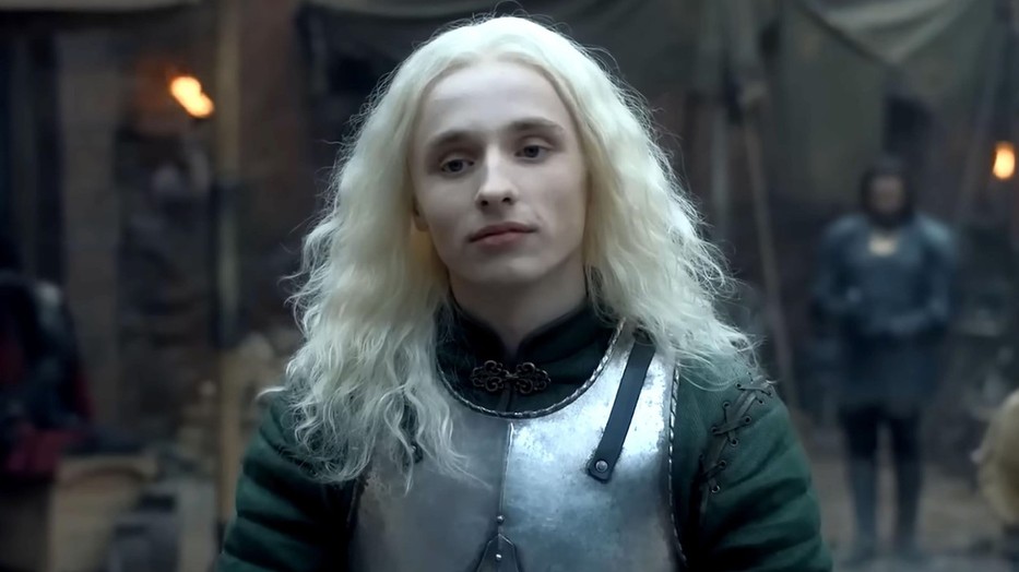 Ty Tennant az ifjú Aegon Targaryent alakítja a Sárkányok házában