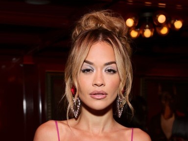 Rita Ora áttetsző csipkeruhában, melltartó nélkül tündökölt a Golden Globe előbuliján