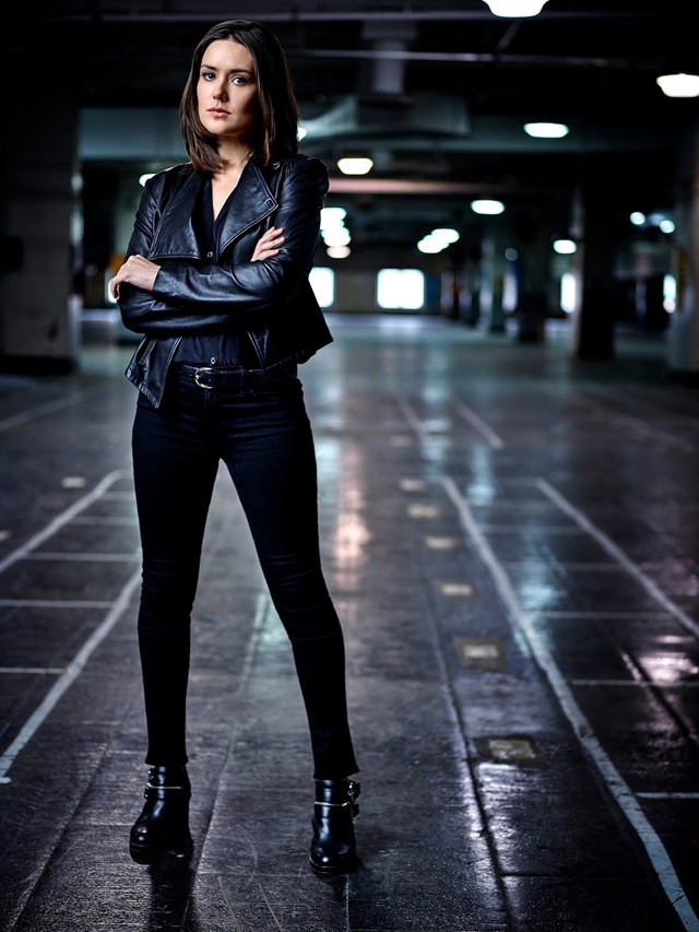 A rövid, fekete bőrdzseki, fekete bokacsizma, fekete, szűk, de rugalmas anyagú farmer, egy fiús öv és egy fekete, testre simuló kötött pulcsi. Ami még nincs meg ebből, feltétlenül pótold az ősz kezdetéig!