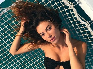 Ebben a bikinifelsőben mindenkinek háromszor akkora melle van, mint a valóságban