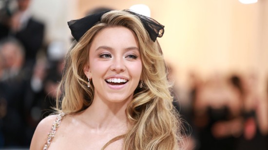 Sydney Sweeney forró címlapfotói felrobbantották az internetet