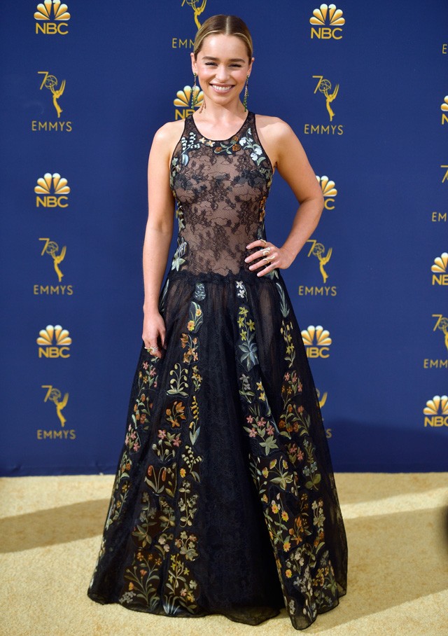 Emilia Clarke egy Dolce & Gabbana ruhában az Emmy gálán