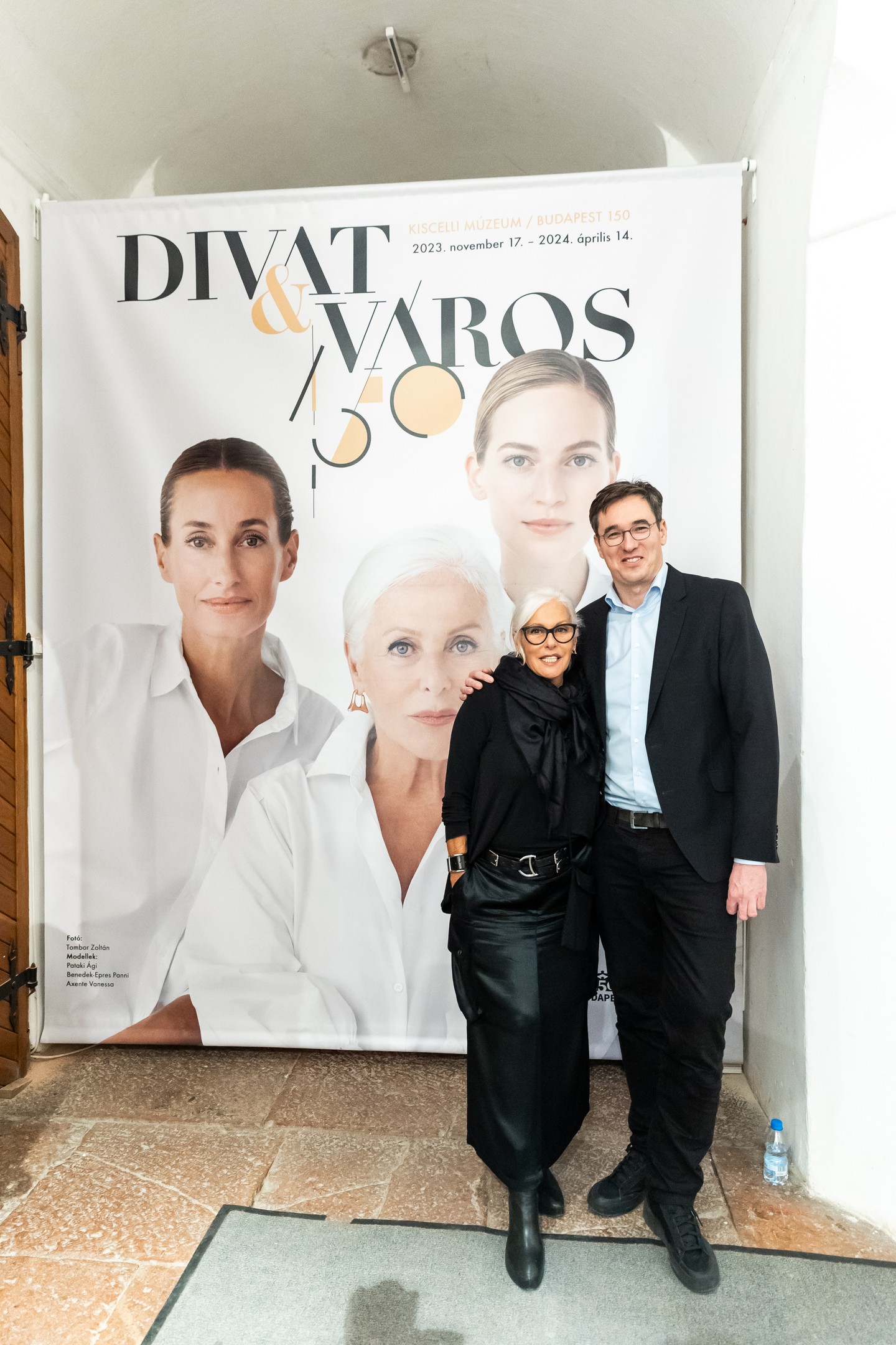 Pataki Ági modell, producer és Karácsony Gergely főpolgármester a Divat és város kiállítás megnyitóján a Kiscelli Múzeumban